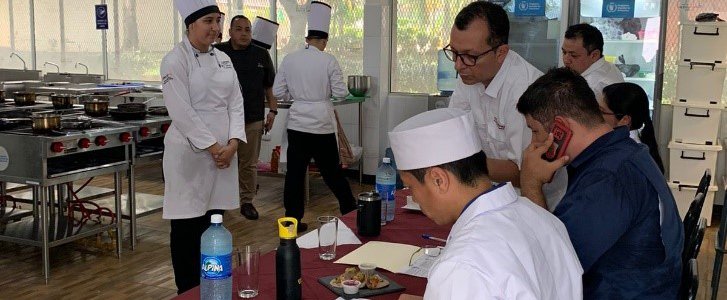 Presentación de platillo cocina fusión cocina salvadoreña y técnicas culinarias francesas 1