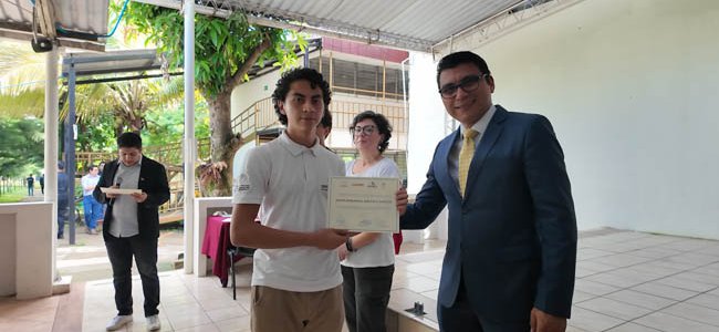 PROGRAMA SEMILLAS ENTREGo RECONOCIMIENTO A DESTACADOS ESTUDIANTES BECADOS EN ITCA SANTA ANA (4)